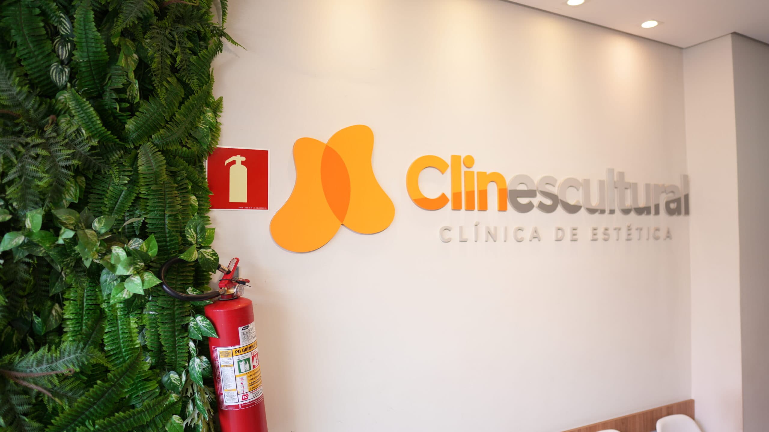 Parede verde com branding Clinescultural