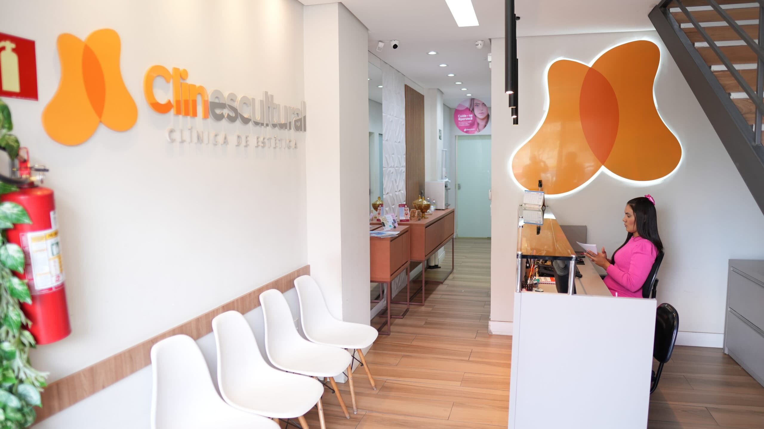 Recepção Clinescultural com logo iluminado e área de espera